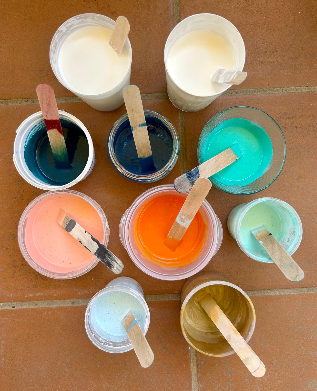 Botes de pintura preparados con pigmentos y mediums para pintura fluida