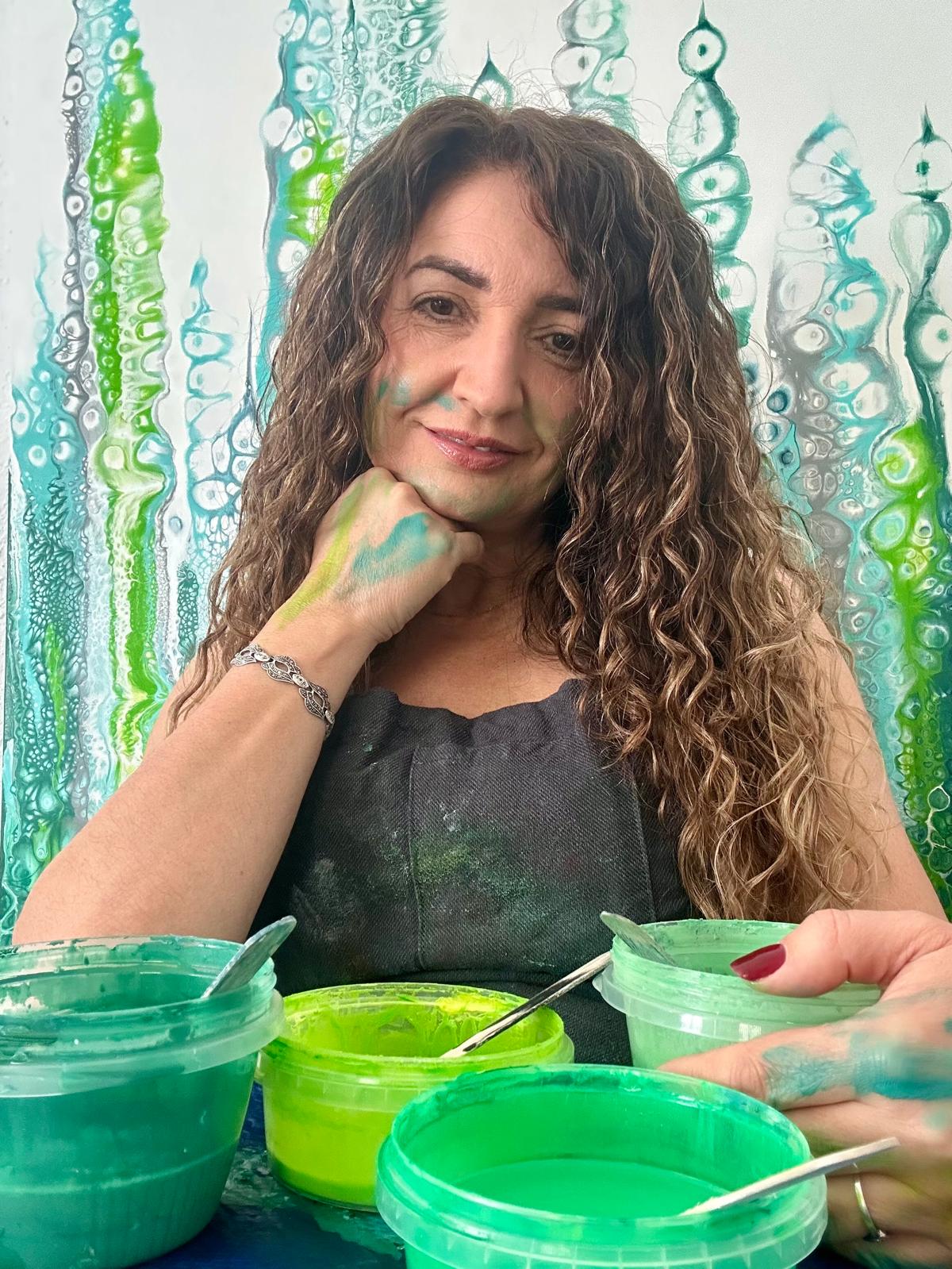 Chelo González en su estudio con pinturas y pigmentos